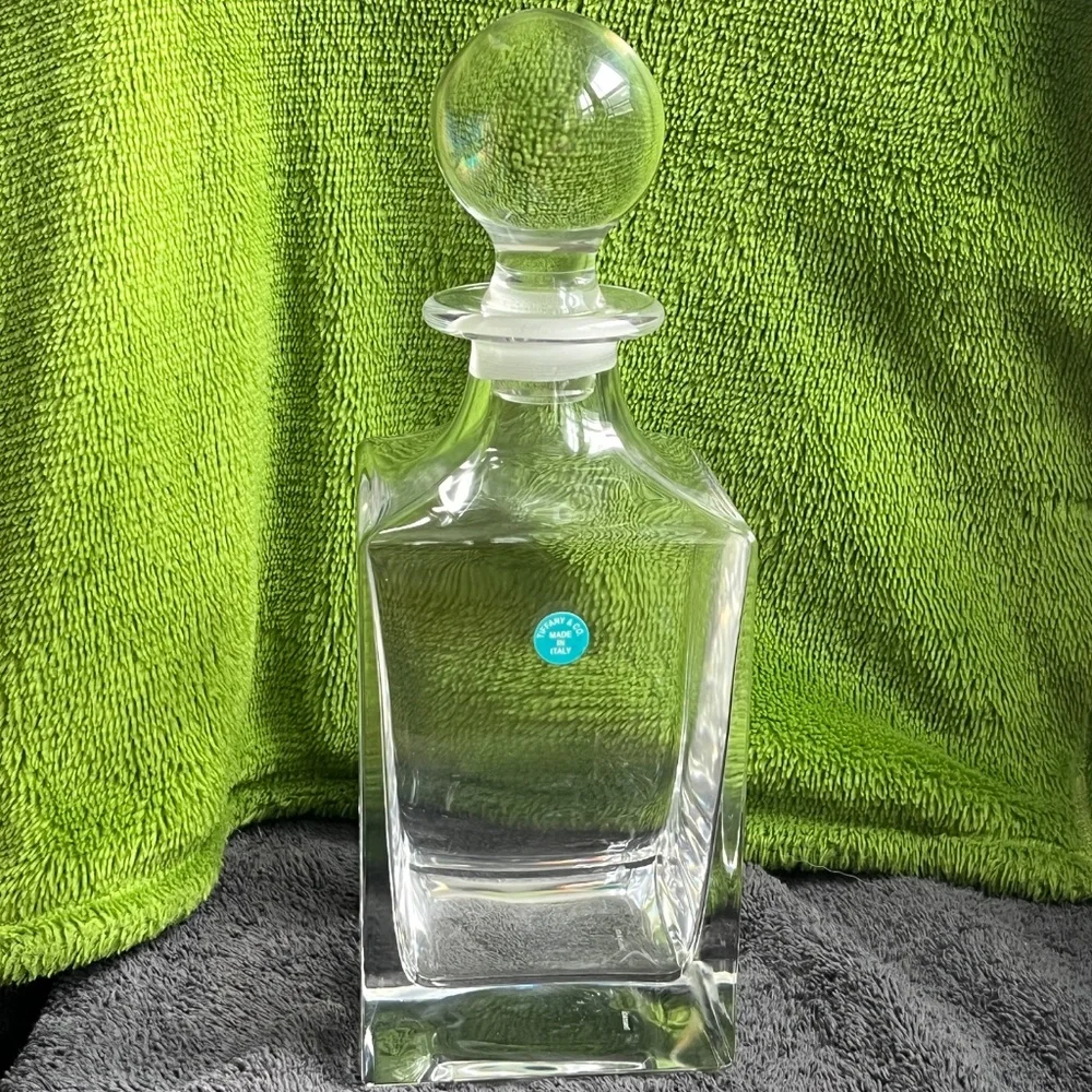 NWT Tiffany & Co. Home Essentials Classic Square Decanter in Crystal Glass 26 oz